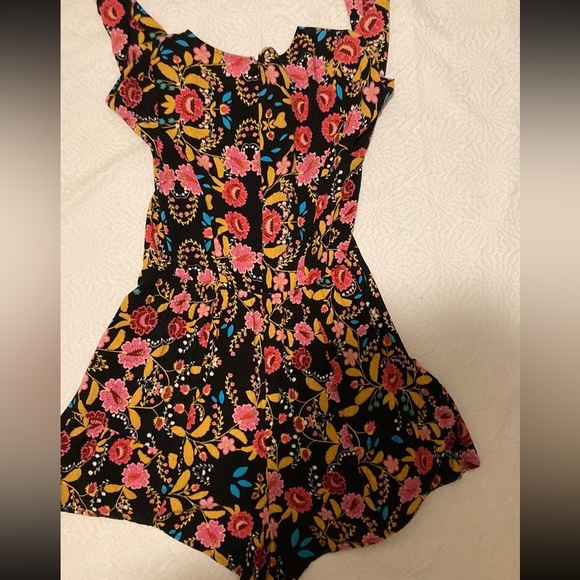 Floral Romper - Picture 2 of 7